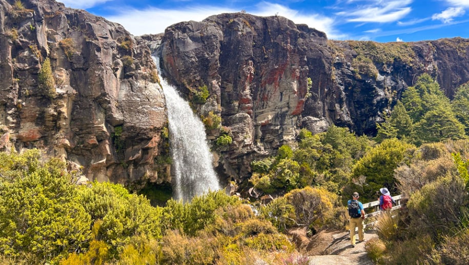 4 exploring taranaki falls tongariro national park SN