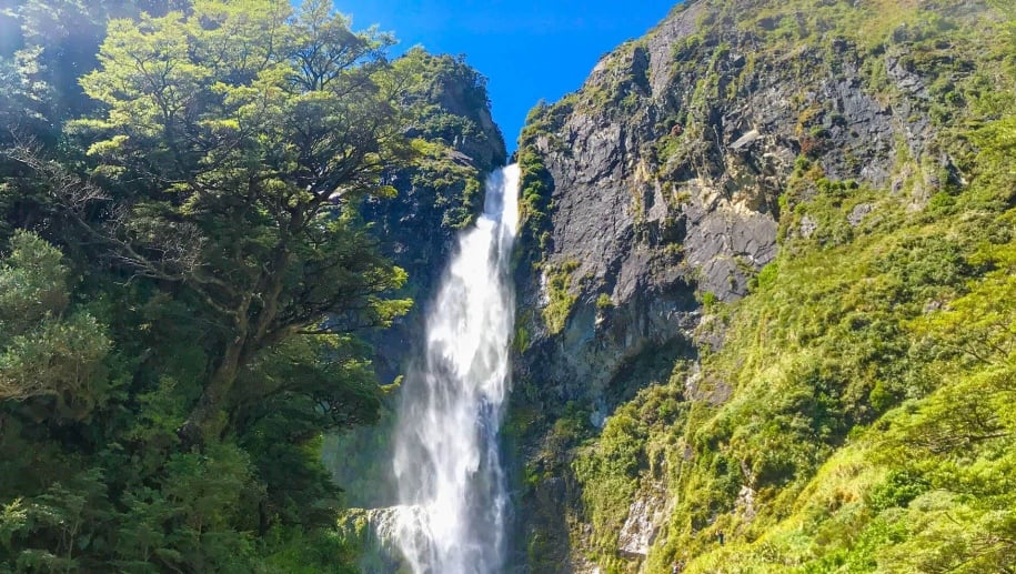 Waterfalls on all inclusive hiking tours new zealand2