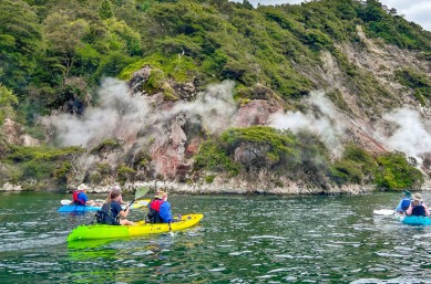 guests kayaking waimangu valley SN03FEB26