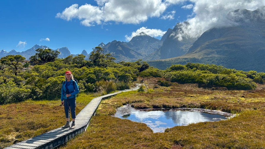 solo woman hiking kepler track MP19JAN26