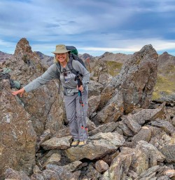 Guests among Roberts Ridge rocks