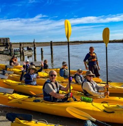 11 Guests ready to explore by kayak