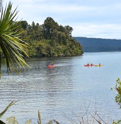 Kayak Lake Mapourika with New Zealand Trails 