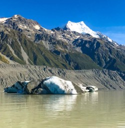 Ice berg on Tasman Glacier lake