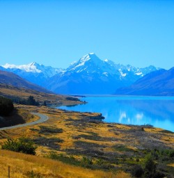 Aoraki/Mt Cook Road and Lake Pukaki. Picture postcard perfect!
