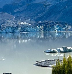 Hooker Lake icebergs 