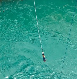 Guest bungy jumping Kawarau Gorge