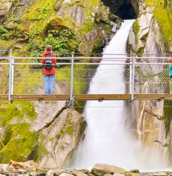 3. Guests on bridge Giant Gate Falls