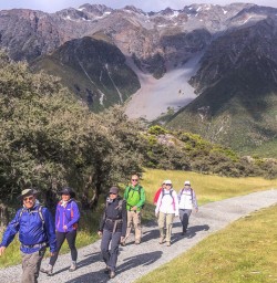 Walkign the Hooker valley track, Canterbury New Zealand