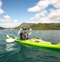 5 Guide sharing knowledge on Kayak trip2