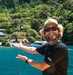 Guide welcoming to Lochmara