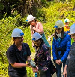 Guests and guide Waitomo Glowworm Caves 