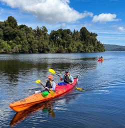 Lake Mapourika kayaking tours 