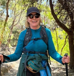 8 Solo Traveller On Guided Hike In Abel Tasman National Park