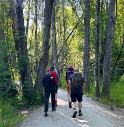 Guests hiking from Arrowtown to the Kawarau Bungy Bridge 060125 2