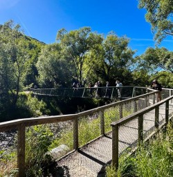 Guests hiking from Arrowtown to the Kawarau Bungy Bridge 060125 3