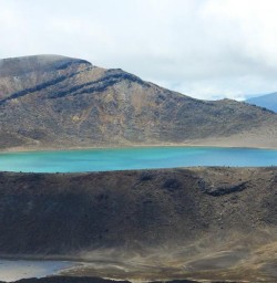Tongariro crossing emeral lakes GN17NOV25