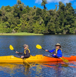 Kayaking tour Lake Mapourika with New Zealand Trails 
