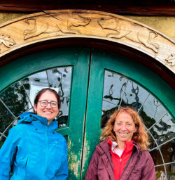 2. Two guests Hobit door