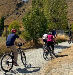 Cycling from Arrowtown to Kawarau Bungy Bridge 
