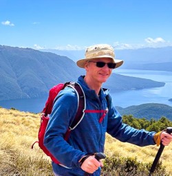 couple hiking on the kepler track