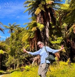 guest hiking in Whanganui National Park GN09MAR27