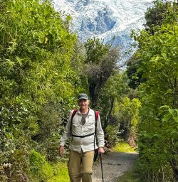 guest hiking in mt cook national park PS16FEB26