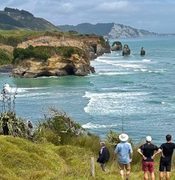 guests at three sisters and elephant rock GN23FEB26