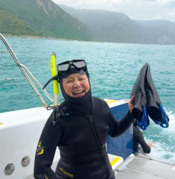 guests dolphin swim in Kaikoura KC23FEB26