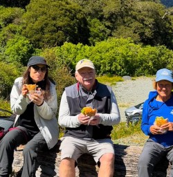 guests explore Fiordland National Park RM26JAN26