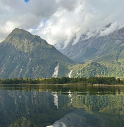 guests explore Milford Track PS09MAR26