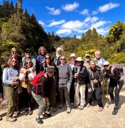 guests explore North Island GN09MAR27