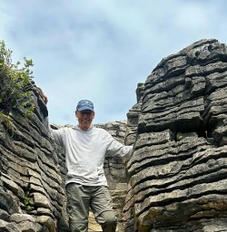 guests explore Pancake Rocks in Punakaiki RM26JAN26