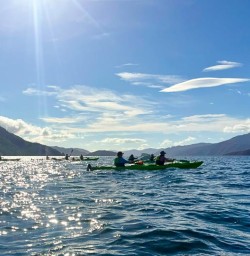 guests explore Queen Charlotte by kayak RM09MAR26