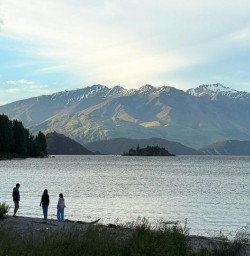 guests explore Wanaka MP01DEc25