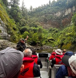 guests explore Whanganui River on boath GN17NOV25
