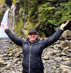 guests explore giants gate on the Milford Track PS06APR26