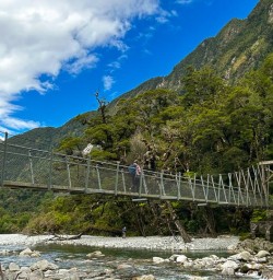 guests explore milford track GE16FEb26