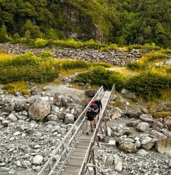 guests explore mt cook national park GE16FEB27