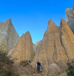 guests exploring Clay Cliffs PS06APR26