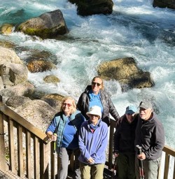 guests exploring Fiordland National Park MP01DEc25