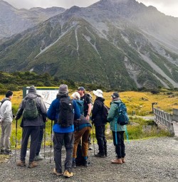 guests exploring mt cook nationalpark RM12JAn26
