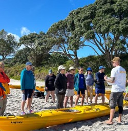 guests getting instructed kayak Cathedral Cove SN28OCT25