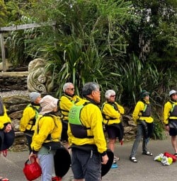 guests getting ready to kayak in Queen Charlotte Sound RM23MAR26