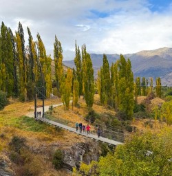 guests hike Arrowtown KC16MAR27