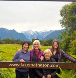 guests hike Lake Matheson KC16MAR27