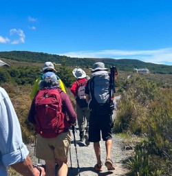 guests hike Tongariro Nationalpark SN06JAN26