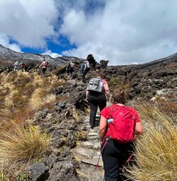 guests hike Tongariro Nationalpark SN28OCT25