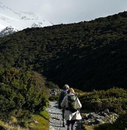 guests hike in Aoraki National Park RM03NOV25