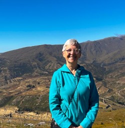 guests hike in Arrowtown KC19JAN26